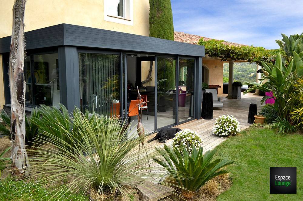 VERANDA aluminium isolée pour l'extension d'une maison sans permis de construire à Mollégès dans les Bouches-du-Rhône (13)) près de Saint-Rémy-de-Provence .